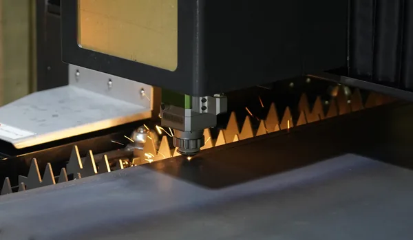 FSL fiber laser metal cutter in action